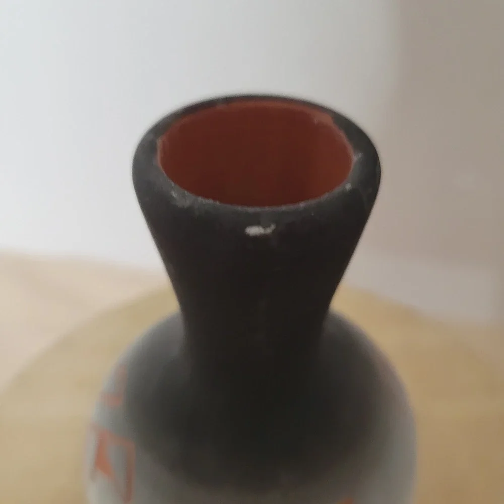 Sioux Pottery Red Elk Signed Native American Bud Vase Grey Black Etched 4 Inch